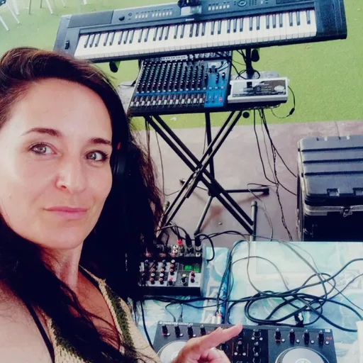 DJ: Terraceo Con Love Warrior